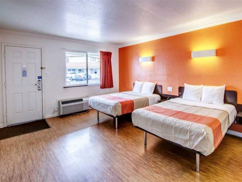 Motel 6 Мантека Екстер'єр фото