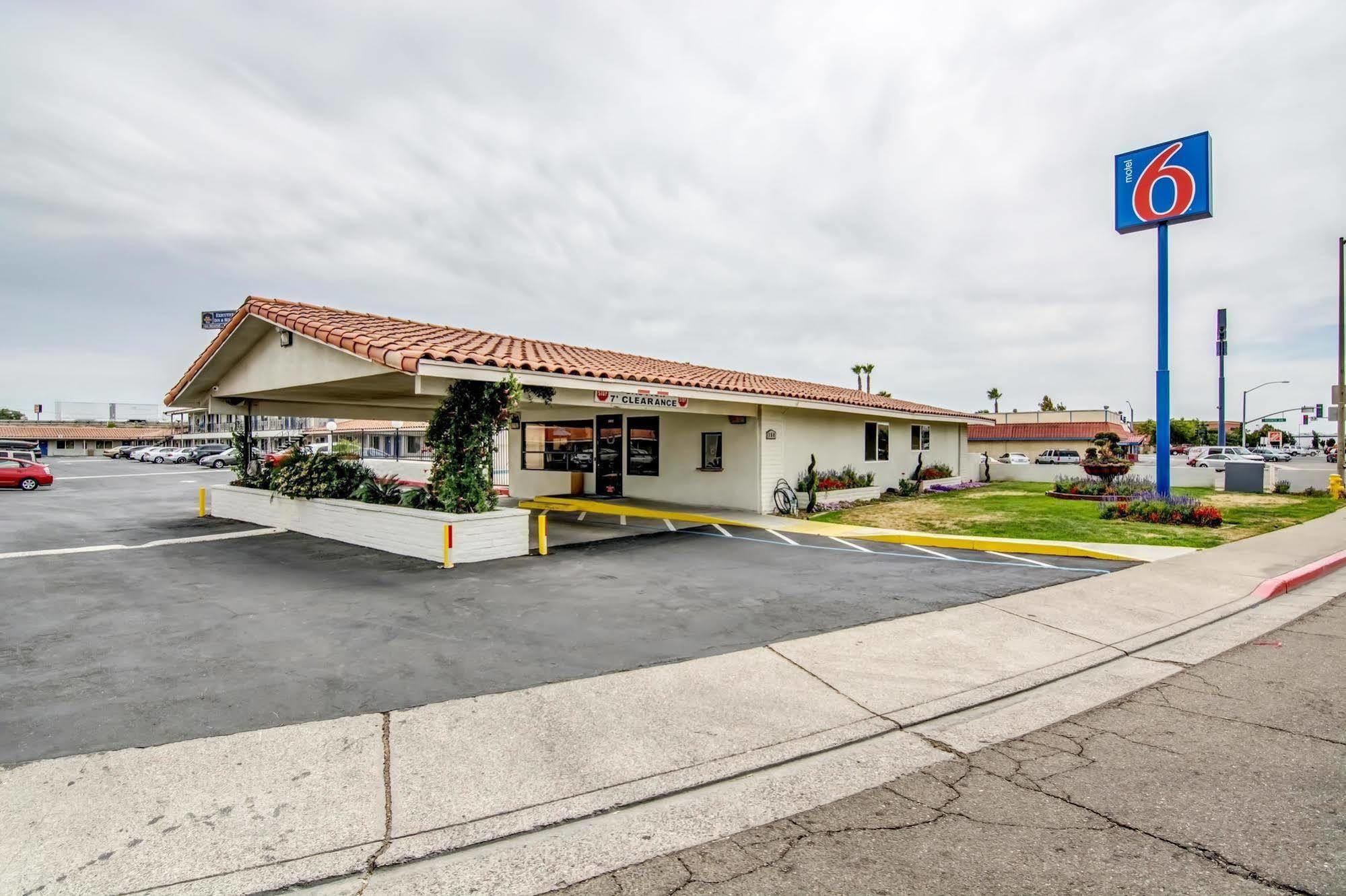 Motel 6 Мантека Екстер'єр фото