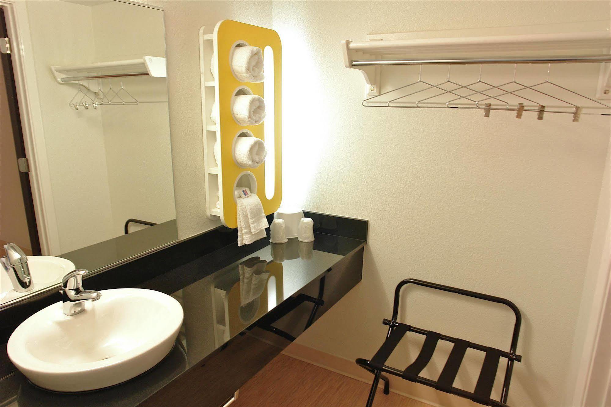 Motel 6 Мантека Екстер'єр фото