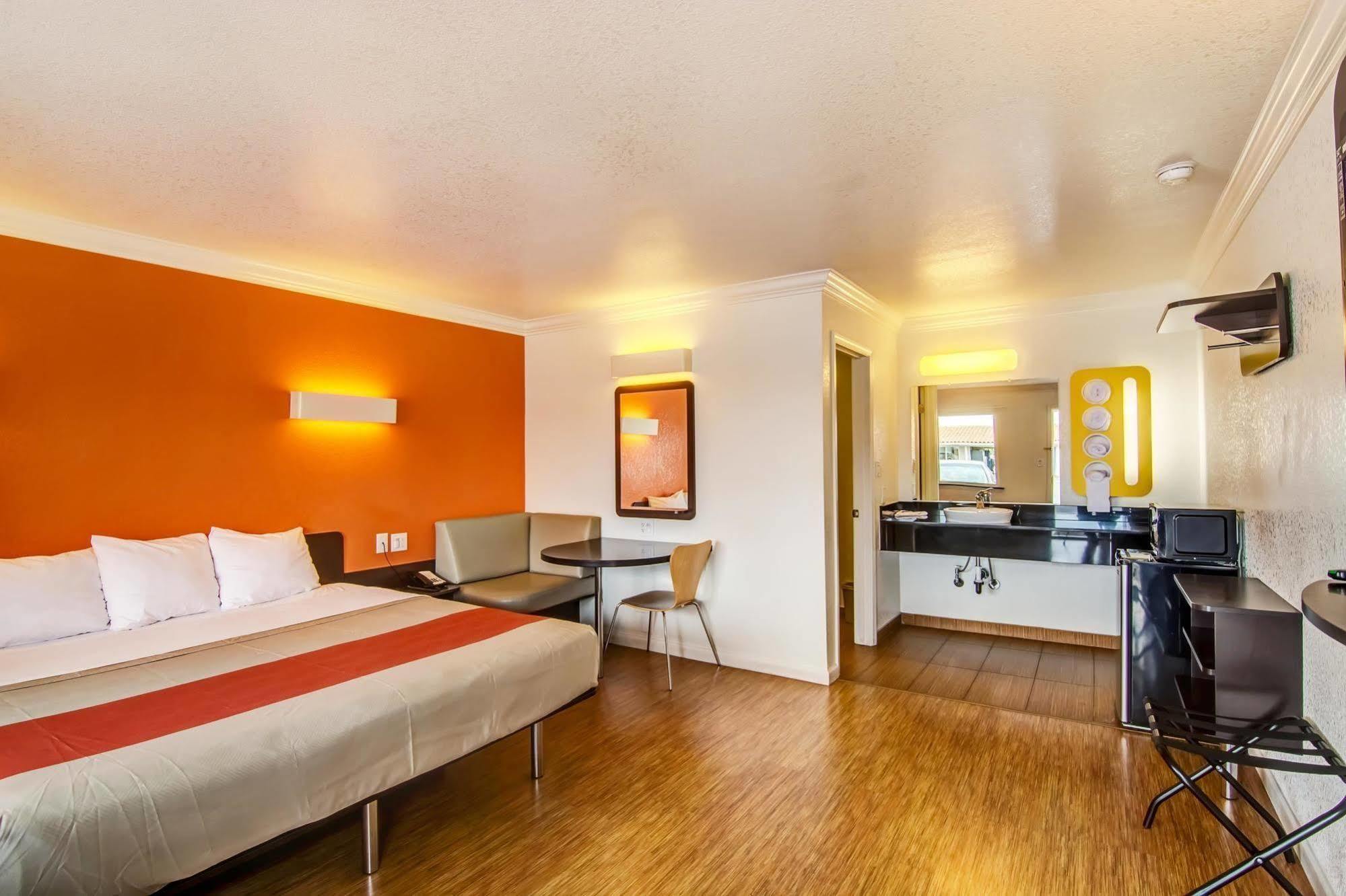 Motel 6 Мантека Екстер'єр фото