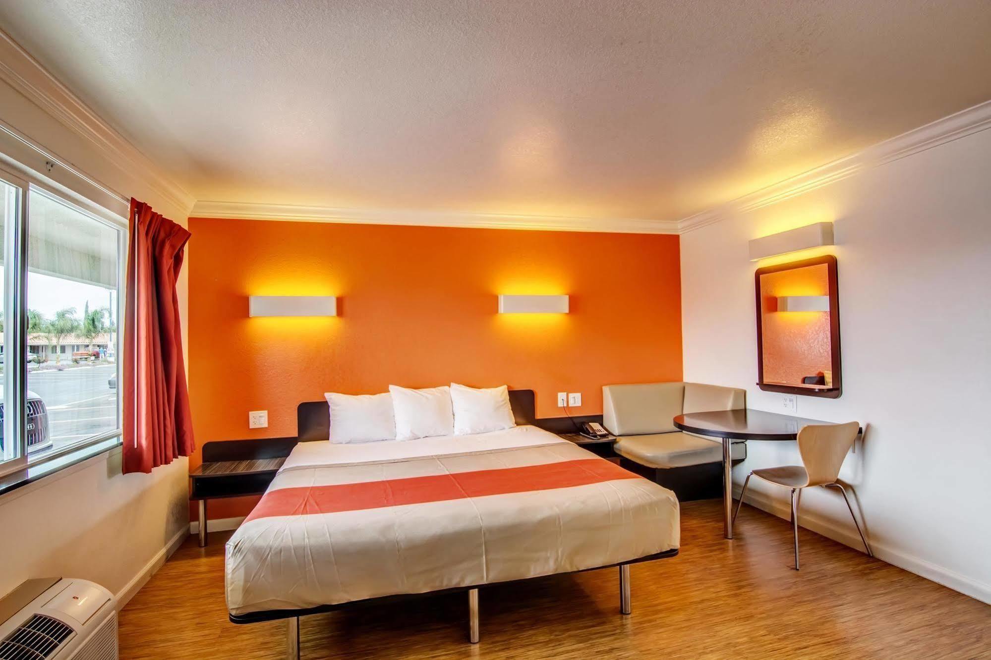 Motel 6 Мантека Екстер'єр фото