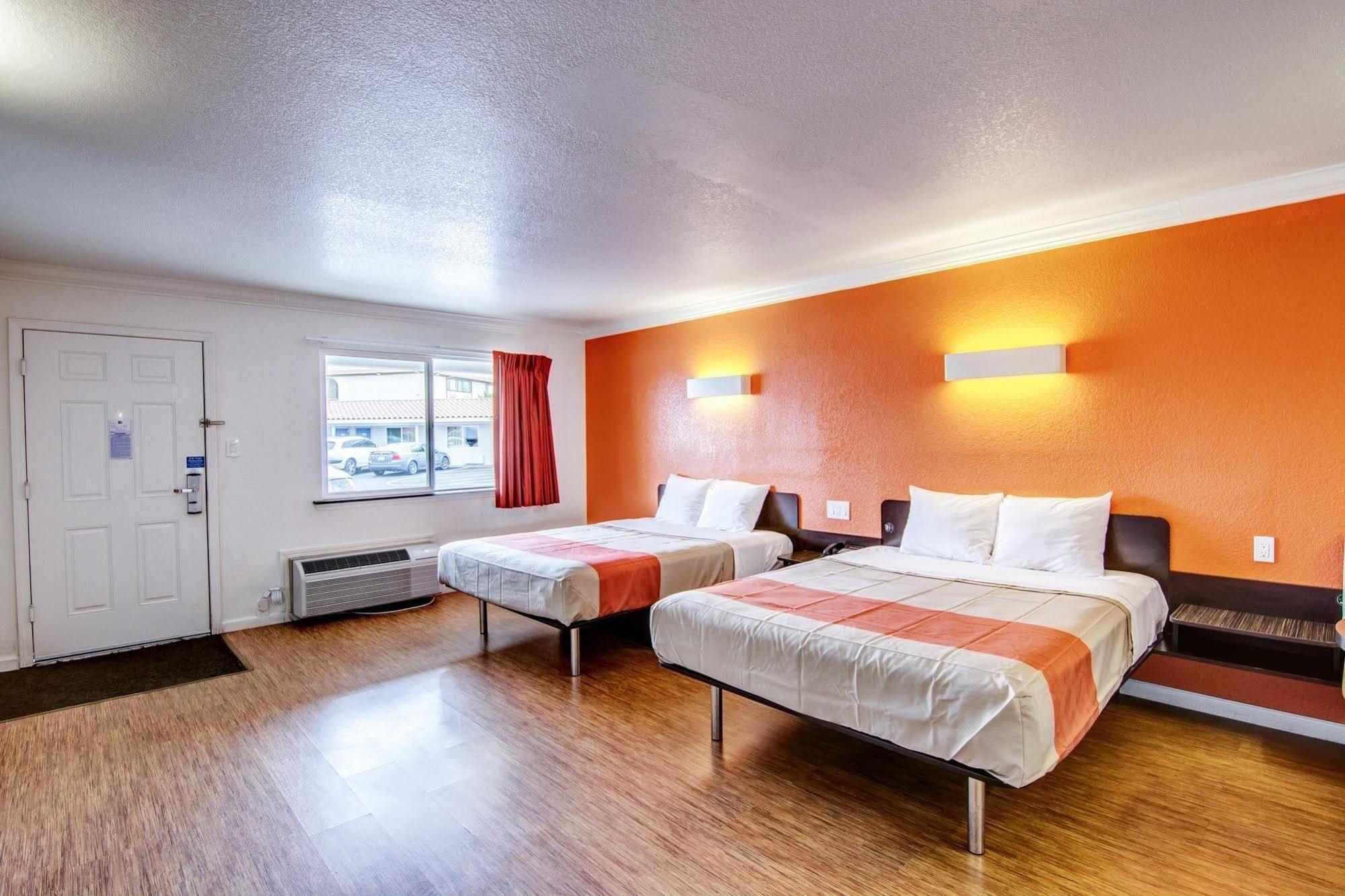Motel 6 Мантека Екстер'єр фото