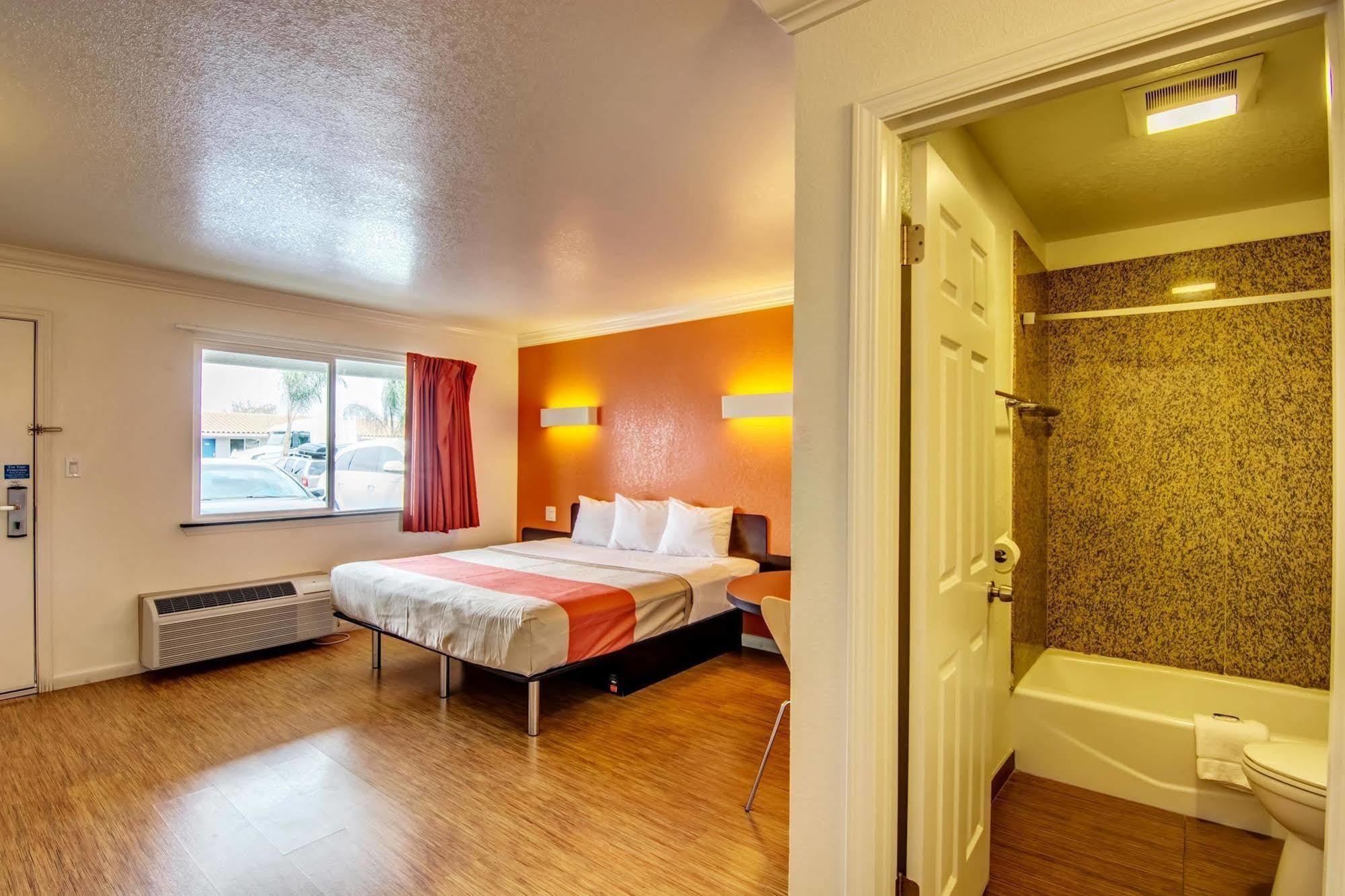 Motel 6 Мантека Екстер'єр фото