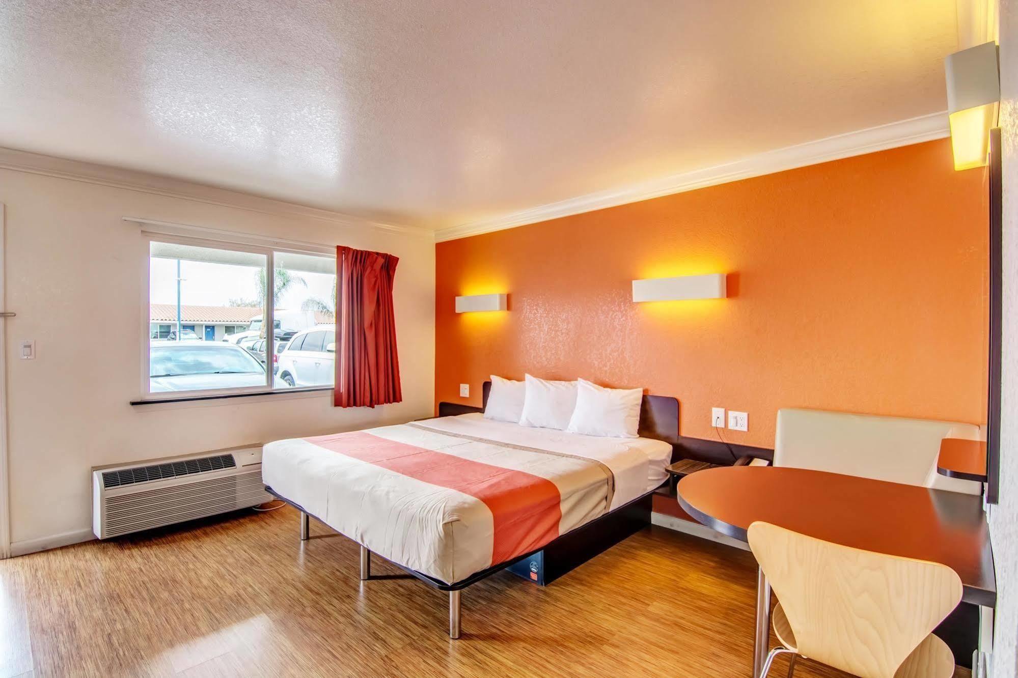 Motel 6 Мантека Екстер'єр фото